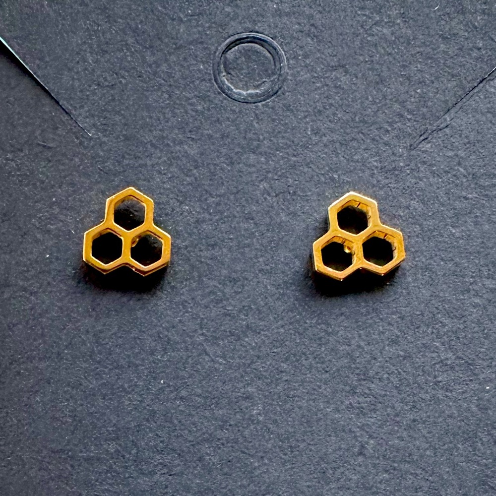2/$15 🐝 gold coloured honey comb stud earrings